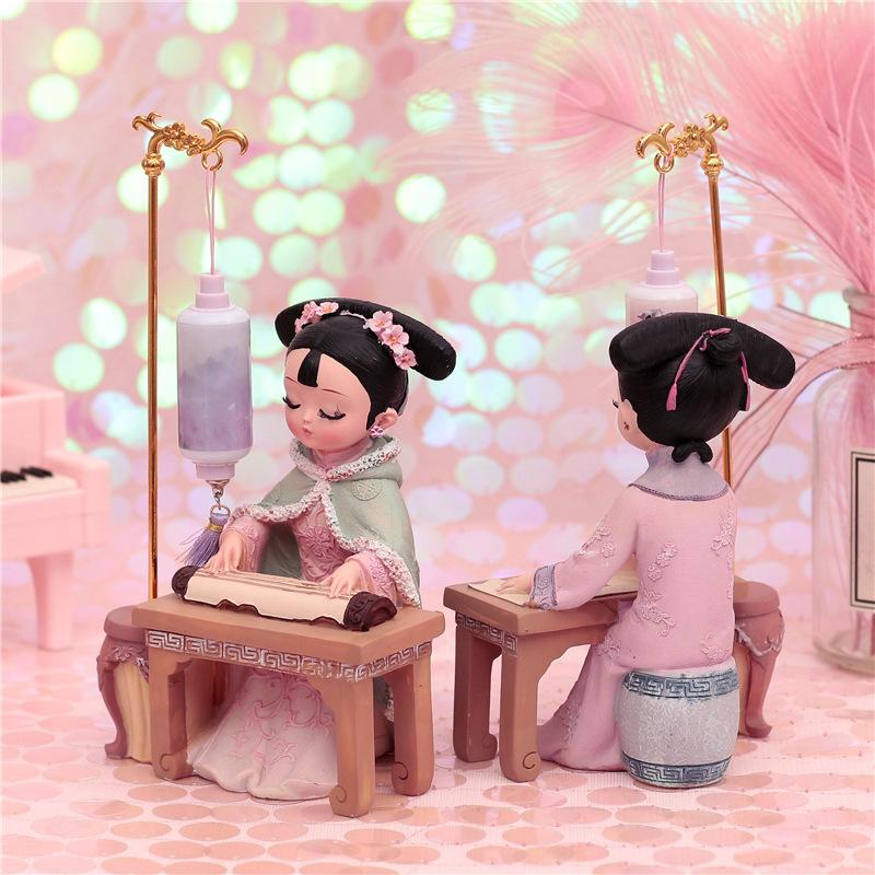 Tượng trang trí hình cô gái ngồi dưới đèn