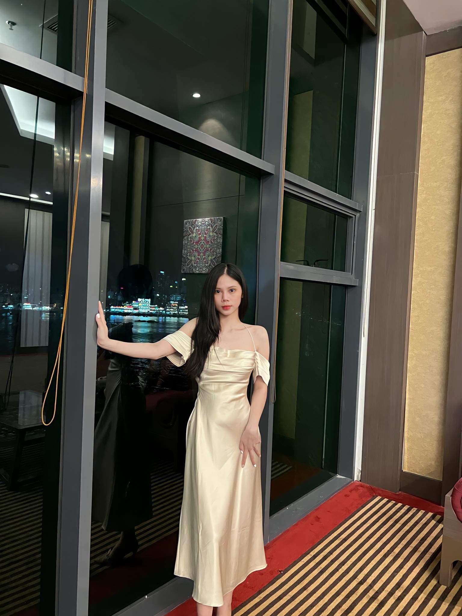 Đầm lụa rớt tay đỗ lưng