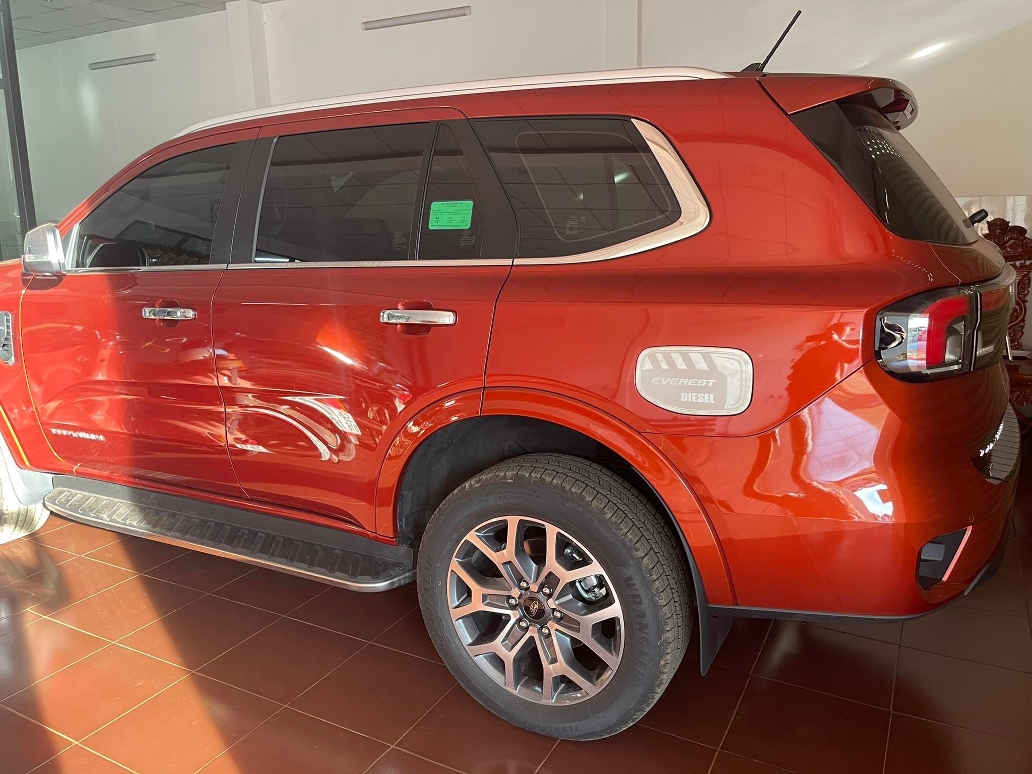 Ốp INOX nắp bình xăng FORD Everest