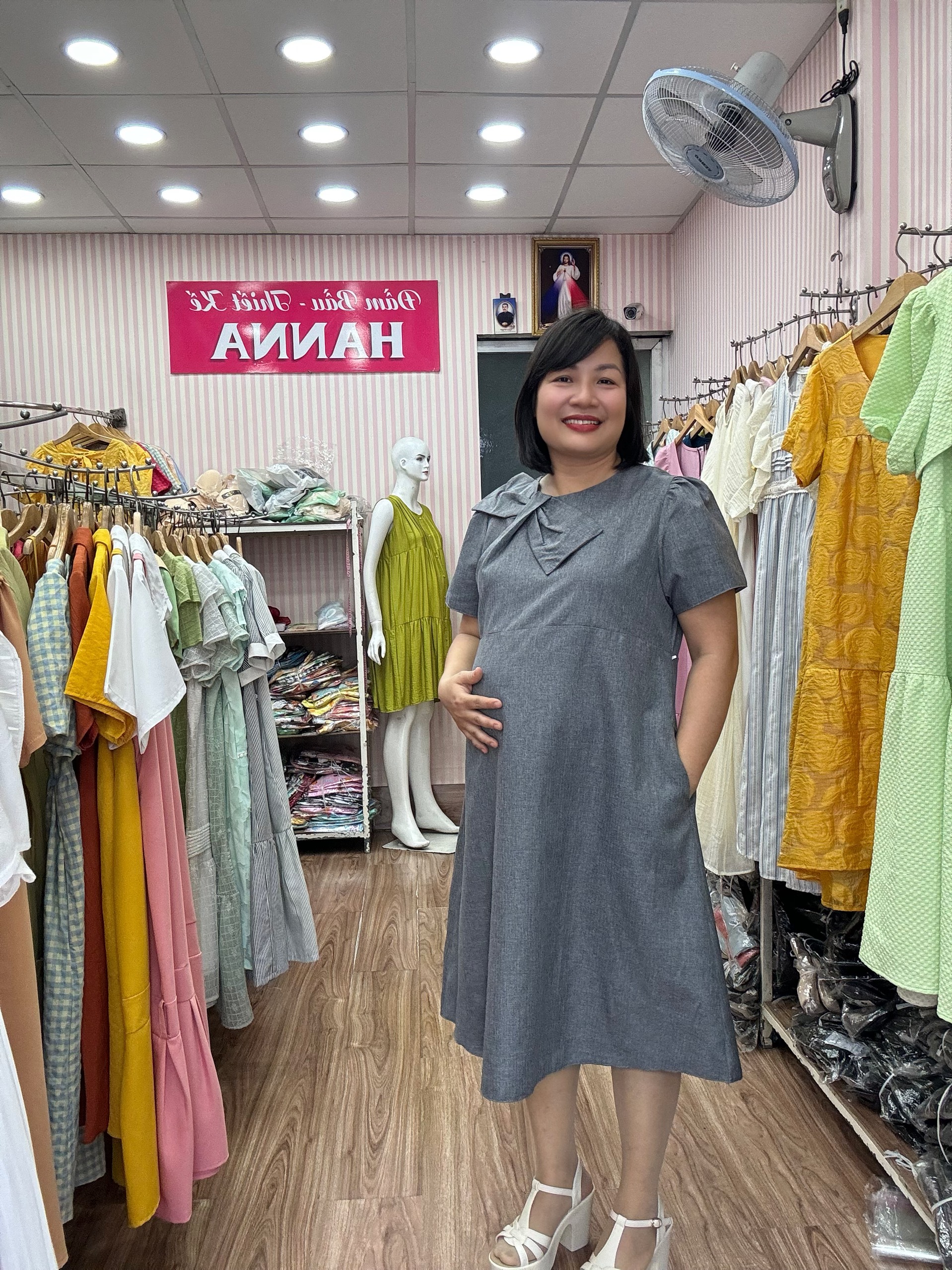 Đầm bầu xinh mẹ trẻ vải thoáng mát cao cấp [HANNA 40-80KG]  thầm mồ hôi tốt chất vải giả jean màu tối lên fom gọn có 2 túi bên sườn có dây nơ cột sau