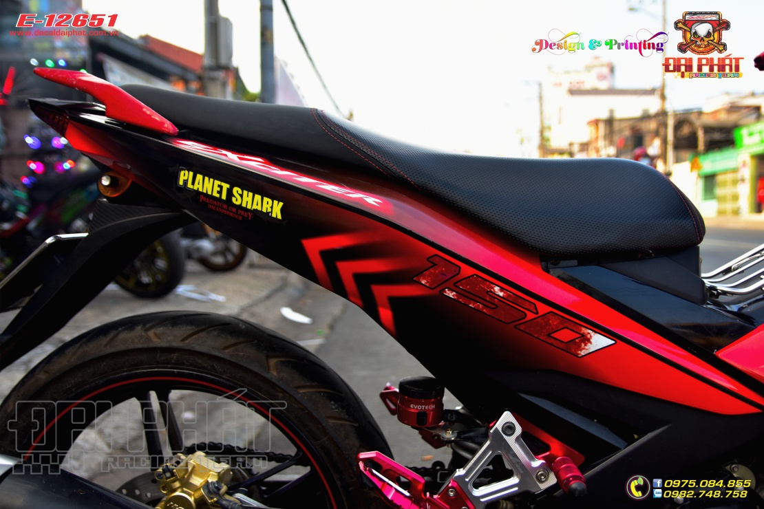 Tem Trùm Xe Exciter 150 Cá Mập Đỏ Đen