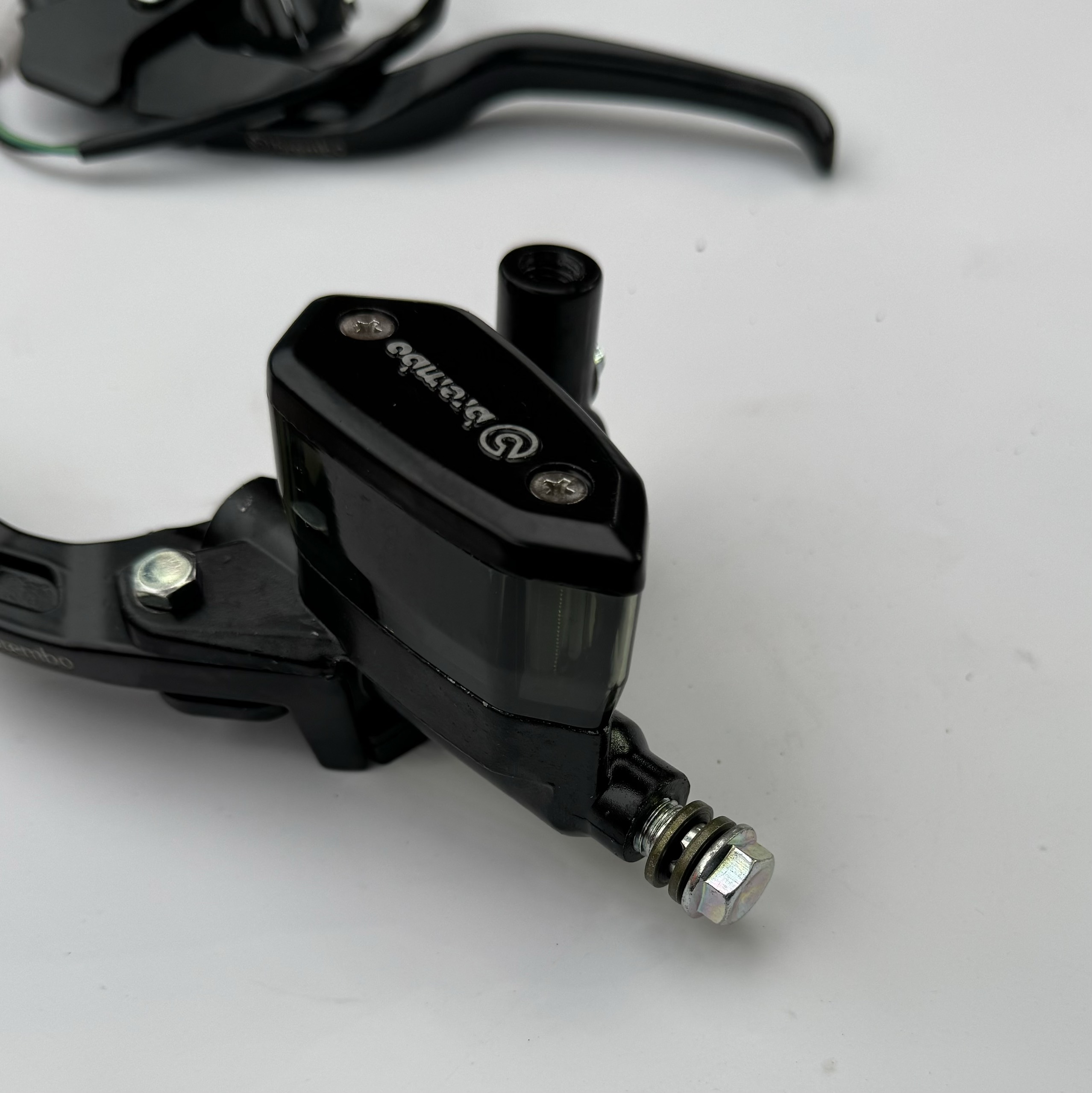 Cặp tay thắng brembo Bình dầu xéo 1.1