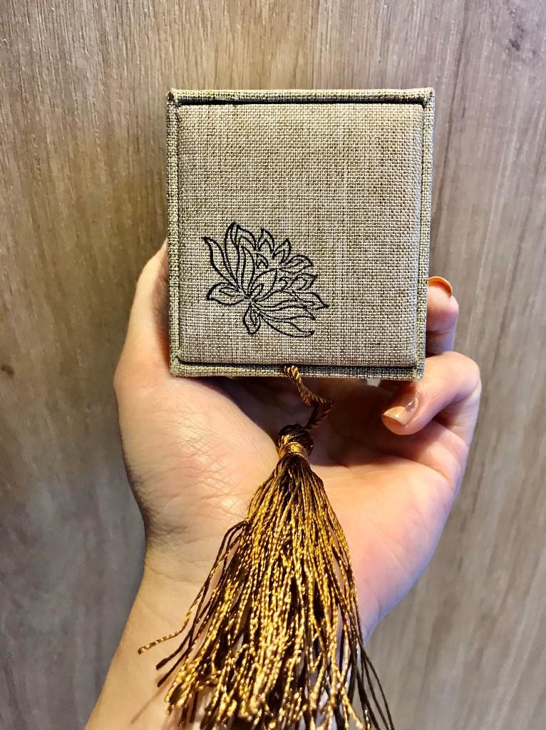 Hộp nhẫn vải gấm sang trọng size 6.5x6x3.5cm có tua rua đẹp