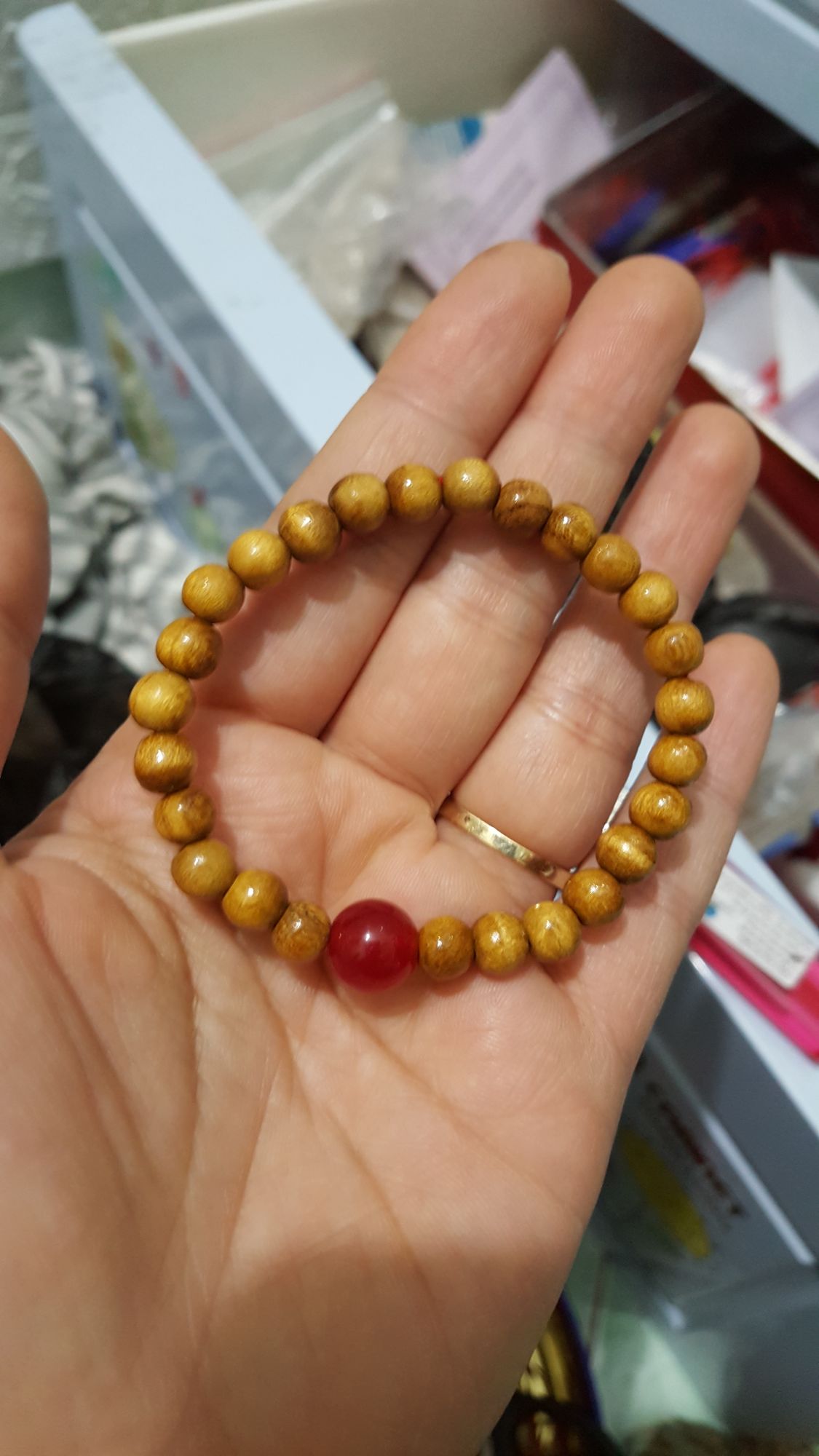 Vòng dâu tằm đá mệnh