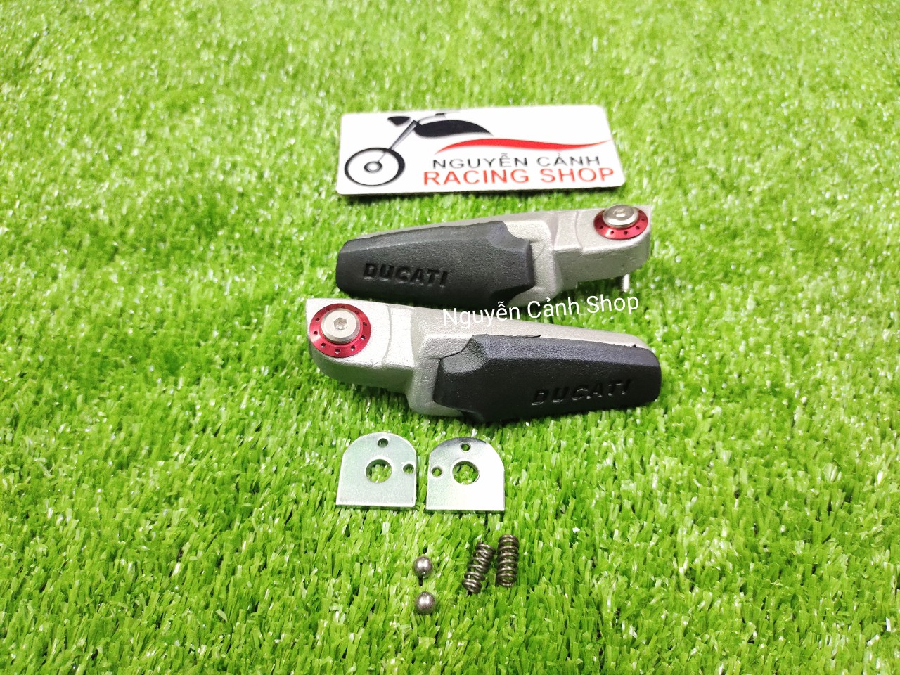 Cặp gác chân sau ducati có ốc