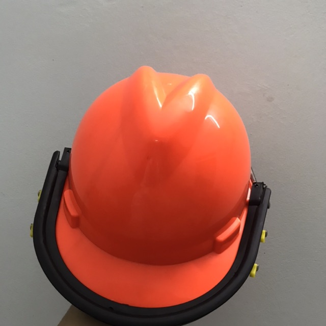 Mũ bảo hiểm dùng máy cắt cỏ