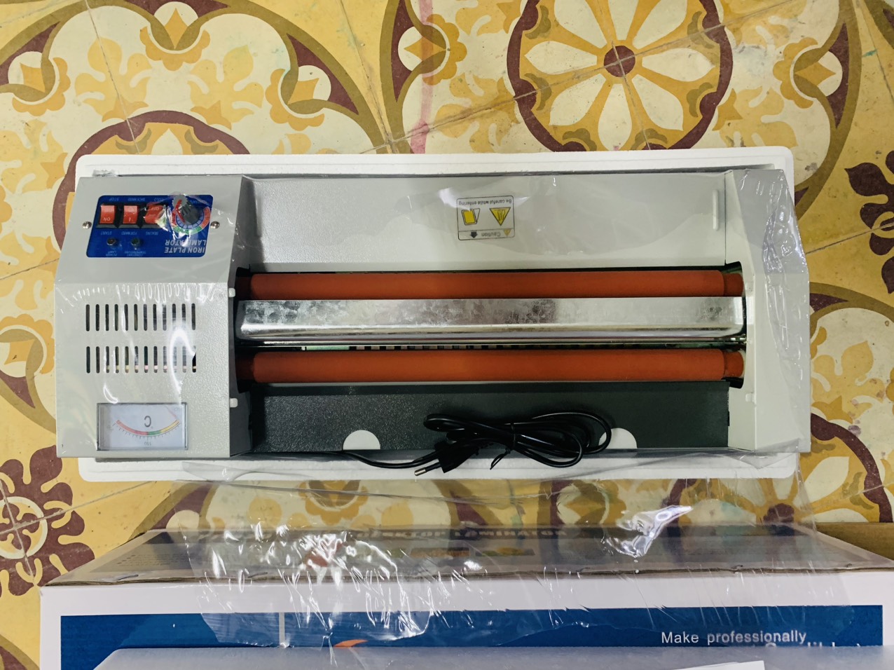 Máy ép Plastic YT320 Khổ A3 - rullo nhỏ