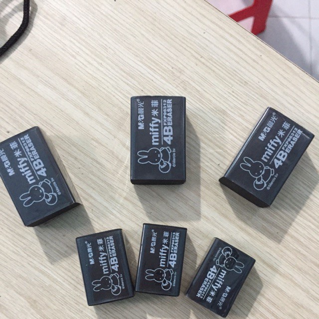 Combo gồm 3 cục Gôm Đen MG tẩy sạch và mềm.