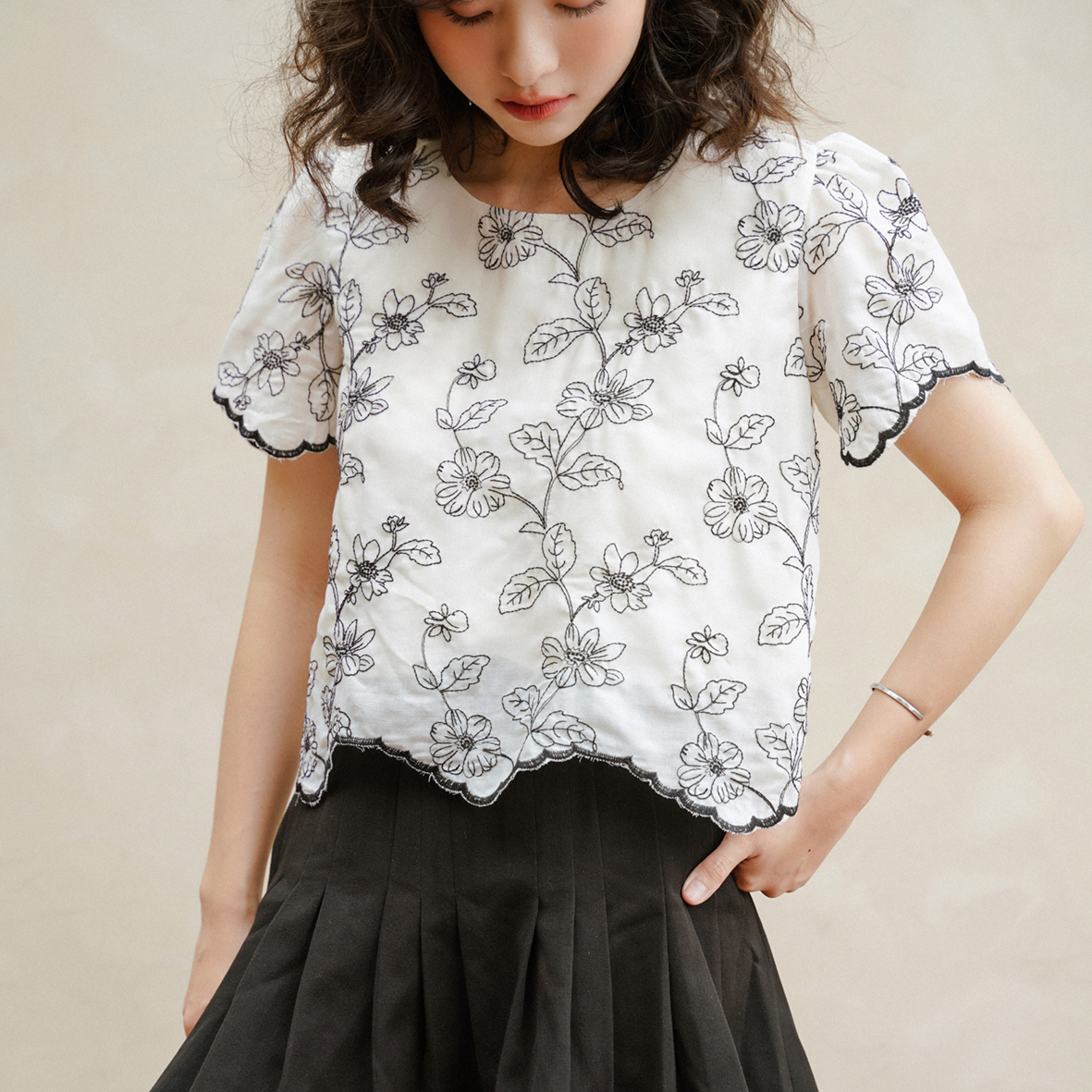 BLEUBIRD Áo thô lụa thêu hoa Marguerite Top