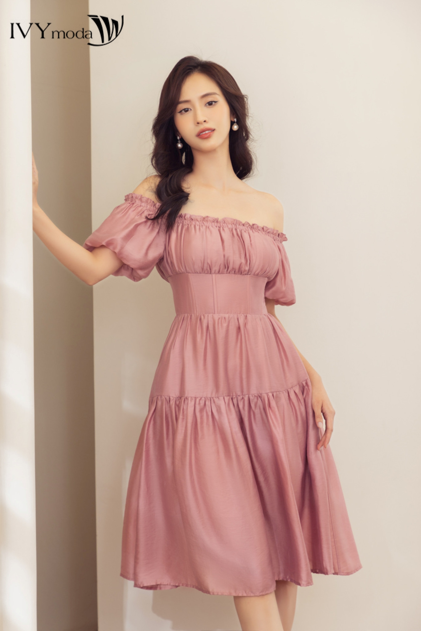 Đầm lụa trễ vai dáng xòe ivy moda ms 48m8313
