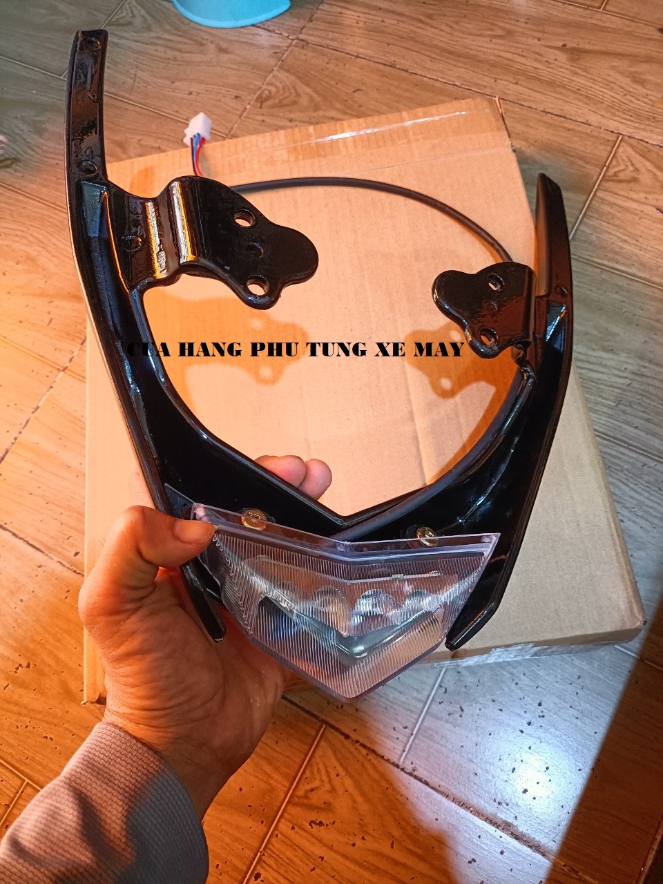 Cảng sau xe Sirius có đèn F1