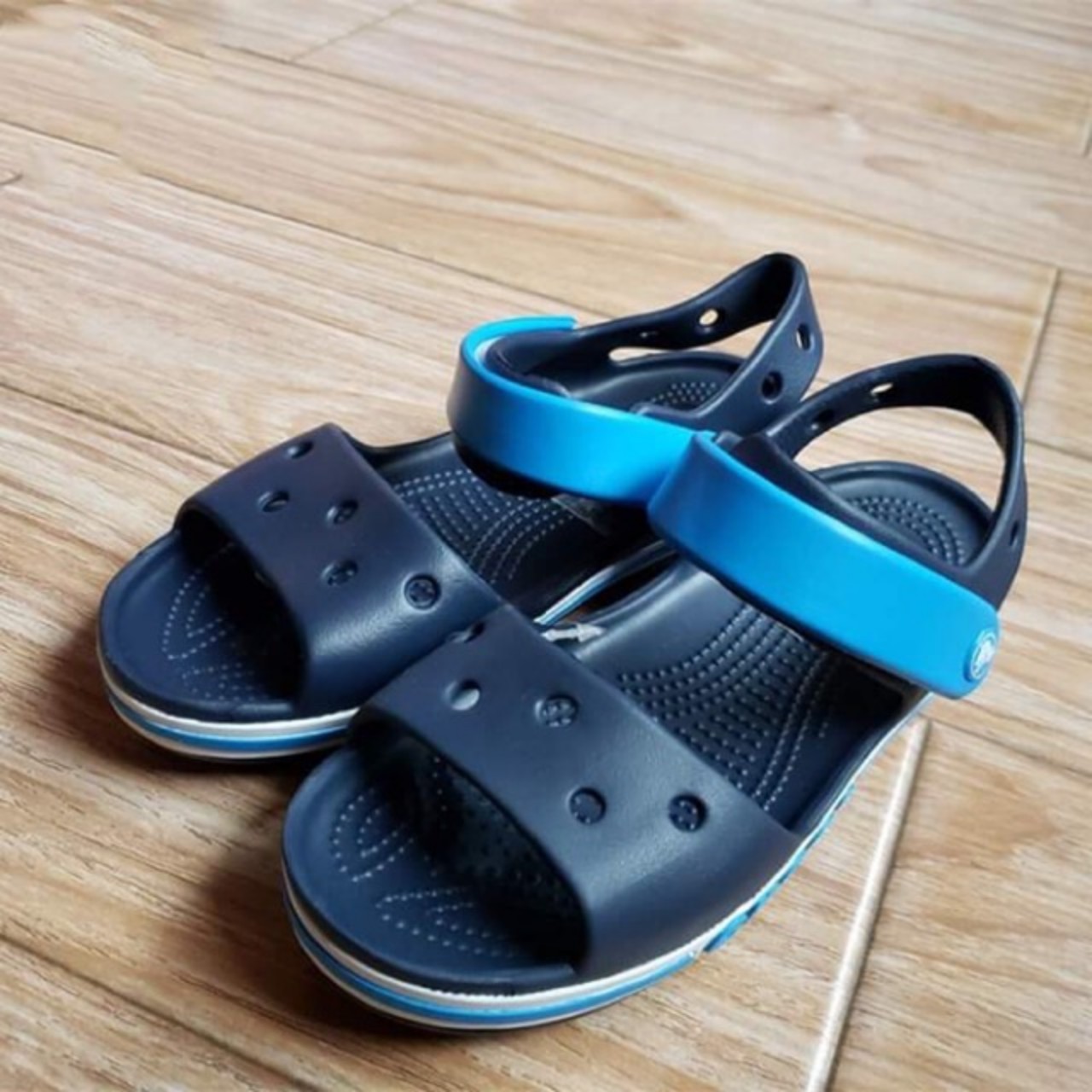 SANDAL CROSS BAND MÀU NAVY VIỀN XANH- tặng 4 sticker - Pb32