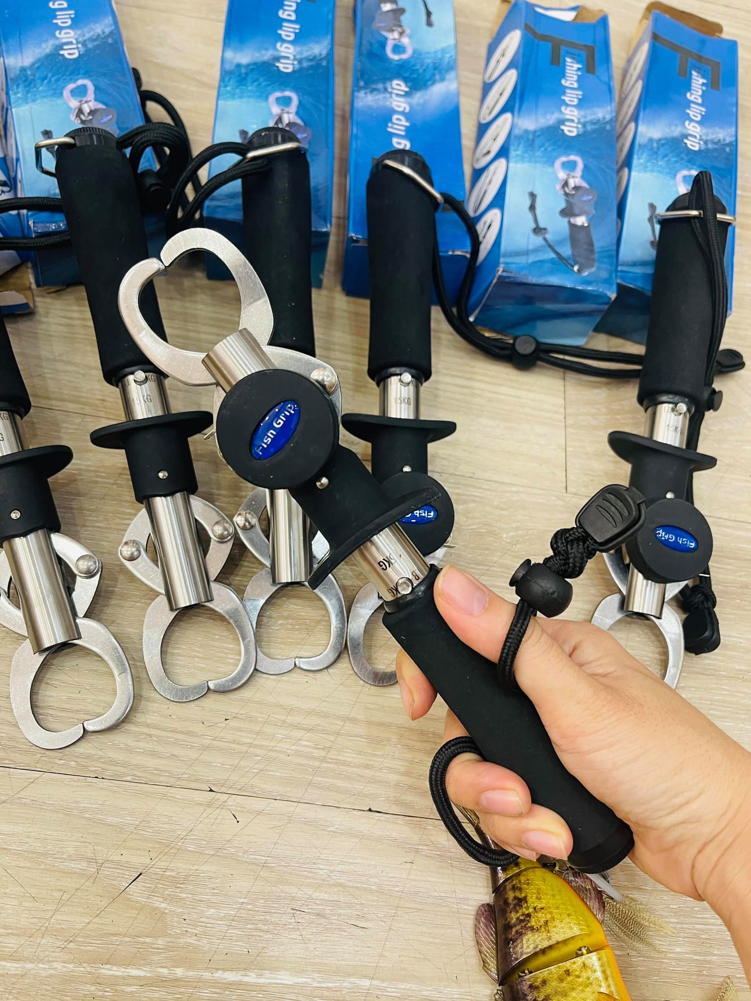 Kiềm câu lure có cân, có thước đo chiều dài