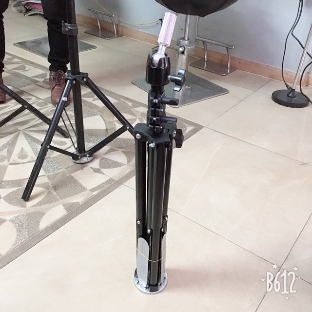 CHÂN GIỮ ĐẦU MANOCANH HỌC CẮT TÓC