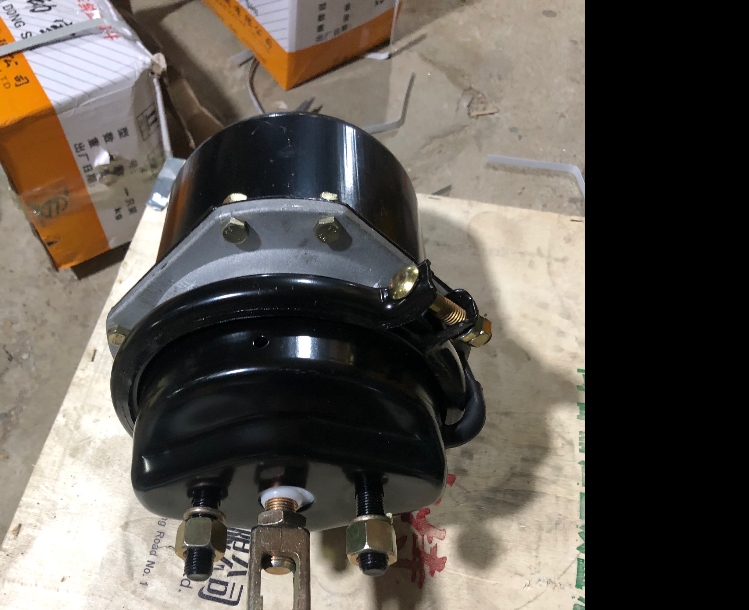 Bầu phanh lốc kê 140 thân to chân ốc 14 kẹp ngoài 95
