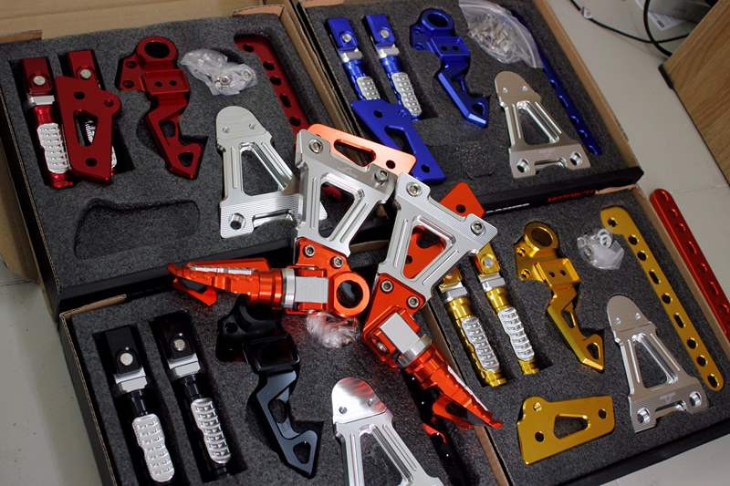 gác chân Biker màu đỏ