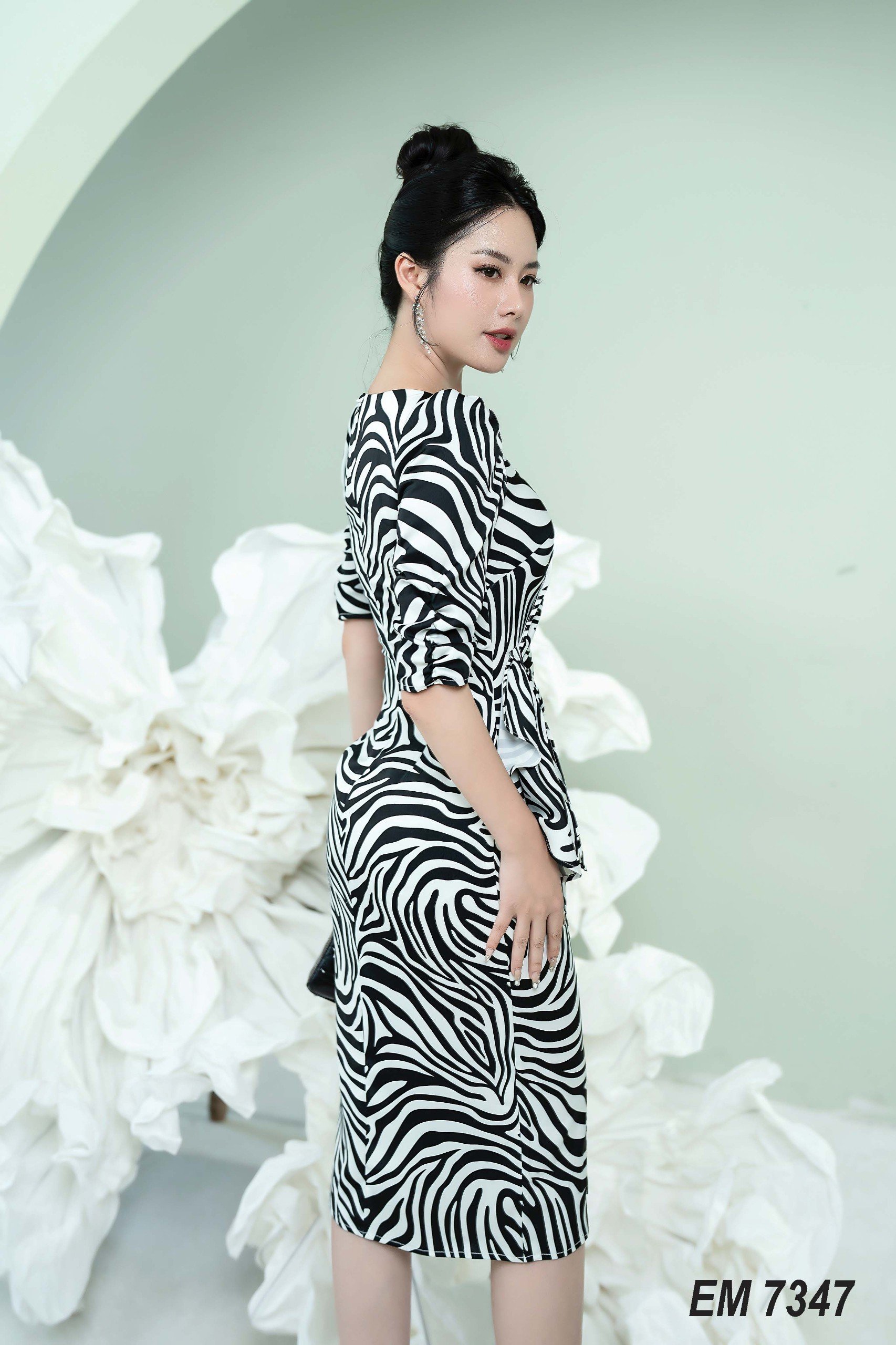 Đầm EMY EM7347 Body Midi Sọc Đen