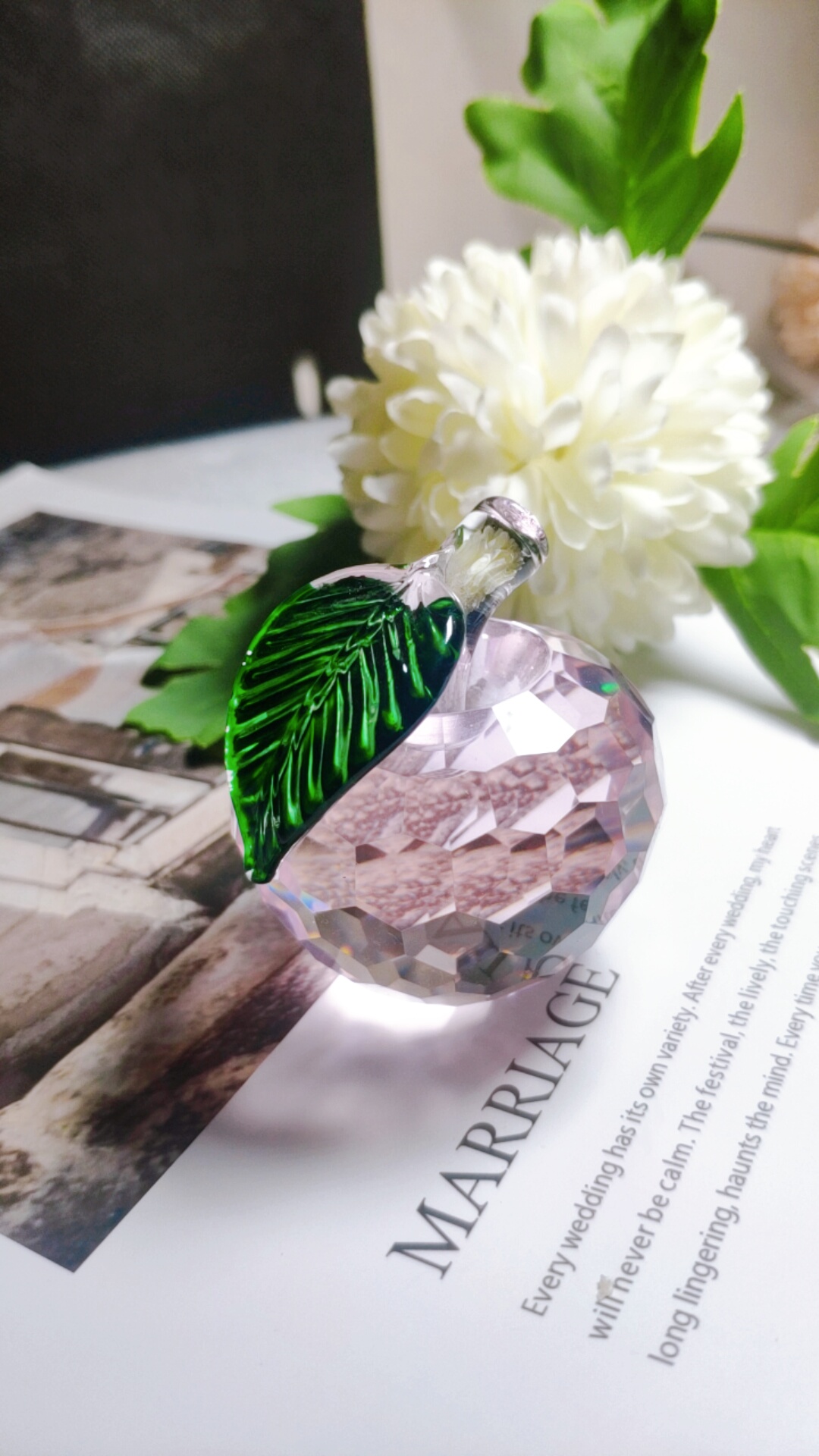 quả táo pha lê  hồng trang trí phong thủy biểu tượng của may mắn, thông hạnh công việc