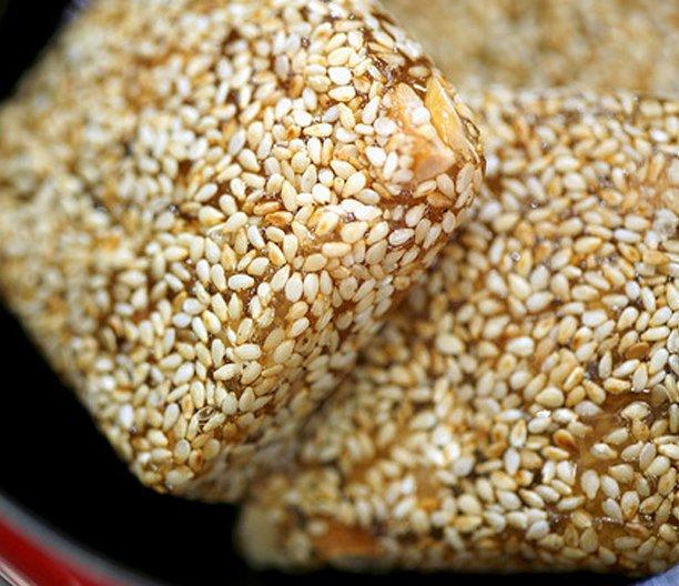 [HCM]COMBO 5 BỊCH KẸO MÈ XỬNG HUẾ 200g