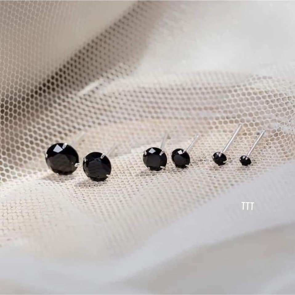 1 chiếc nụ tai bạc đá đen