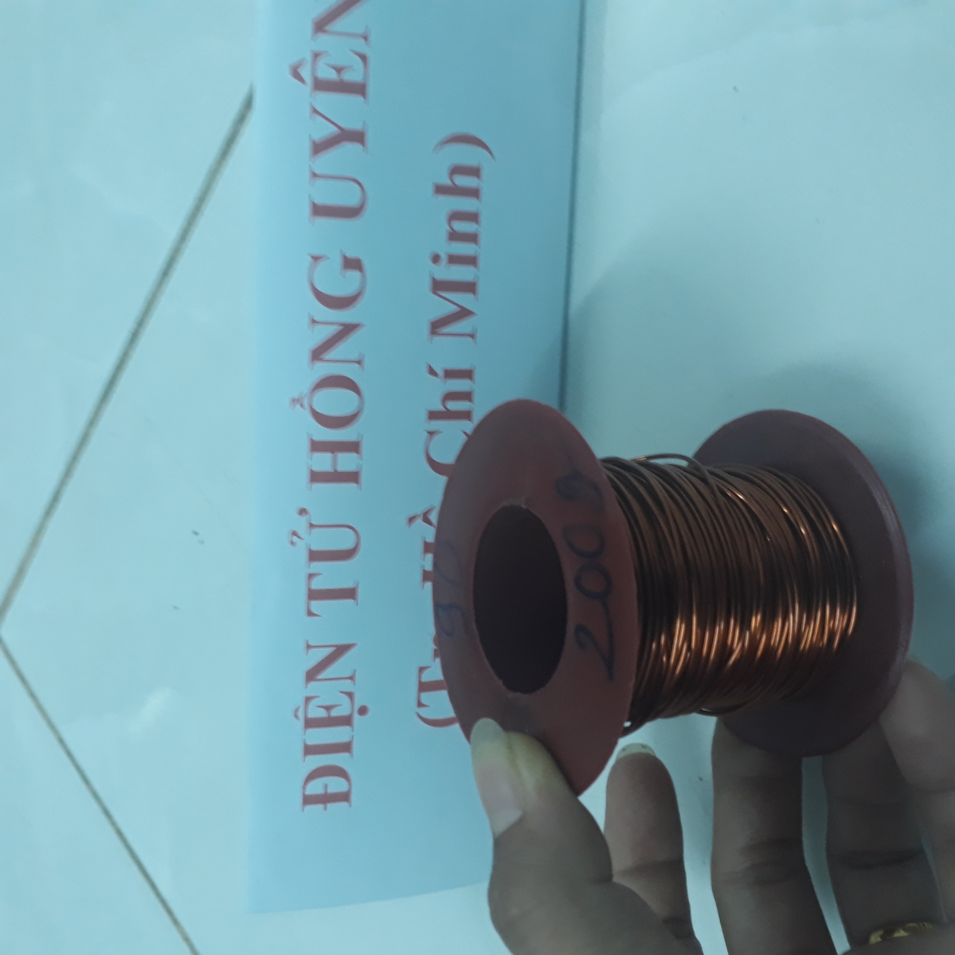 (0.9mm - 200Gram). Dây đồng quấn biến áp kích cơ, mô tơ. Dây đồng quấn biến áp kích cơ 1 vế. Dây đồng tráng men, bọc emay cách điện