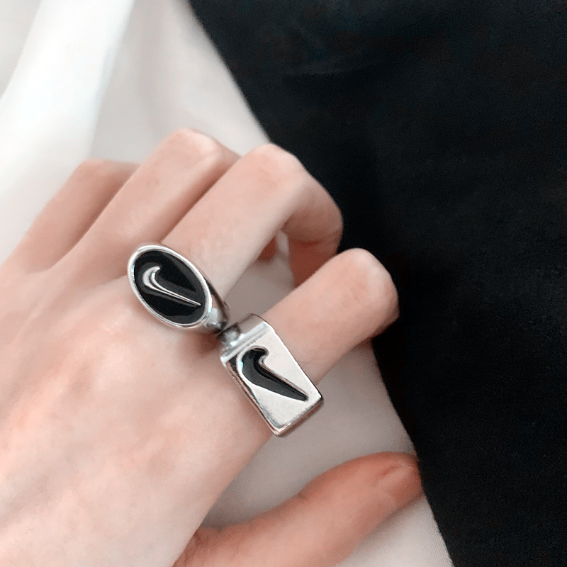 Nhẫn Nike Titan Mặt Tròn Vuông