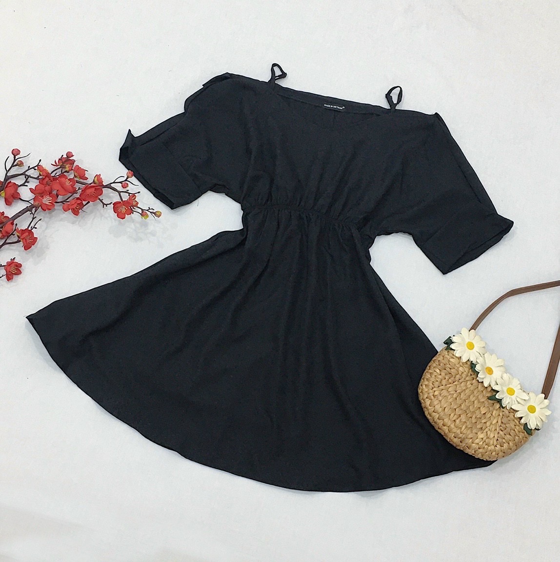 Đầm đen xoè cổ bẻ 2 dây