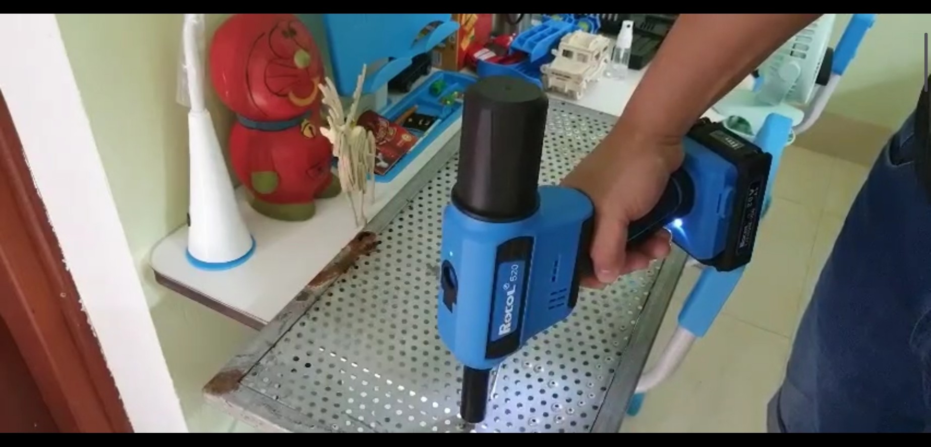Súng bắn đinh rive bằng pin ROCOL RL520
