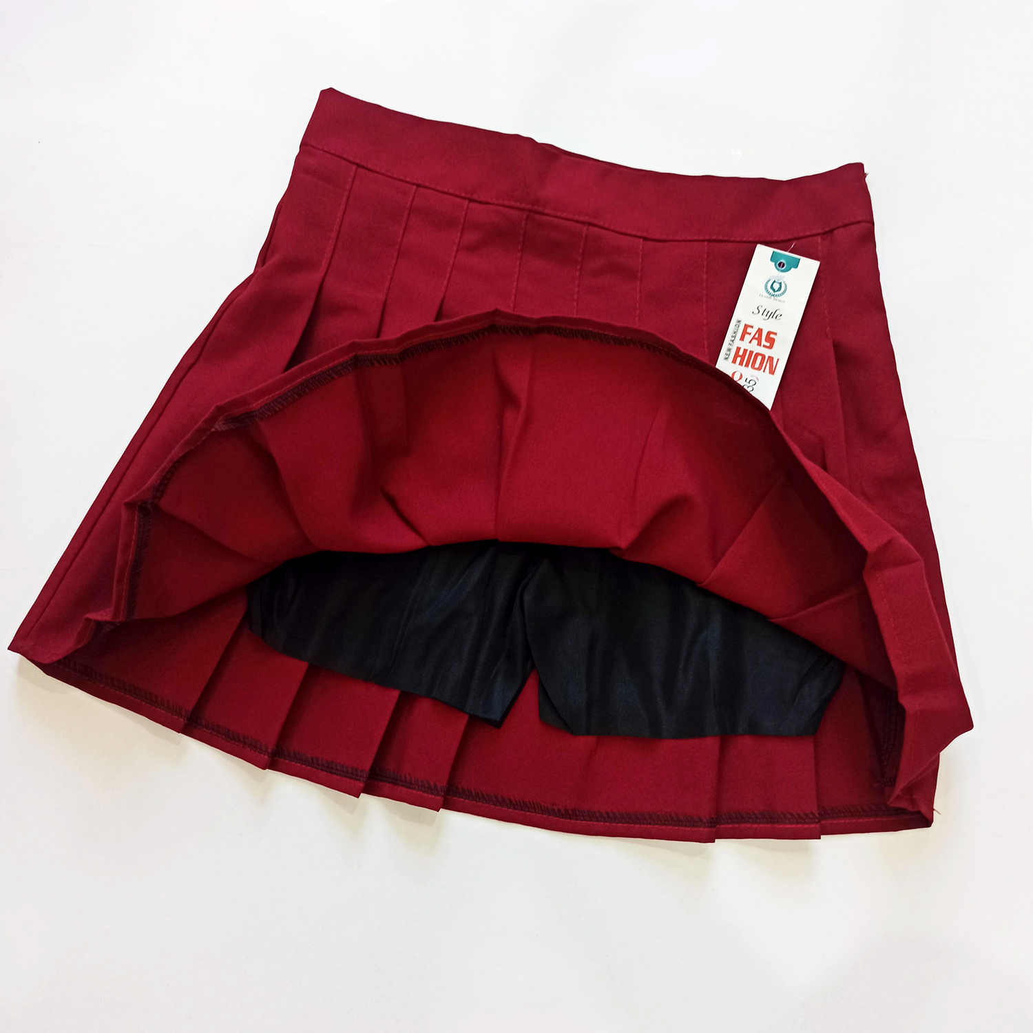 Chân váy xếp ly màu đỏ đô