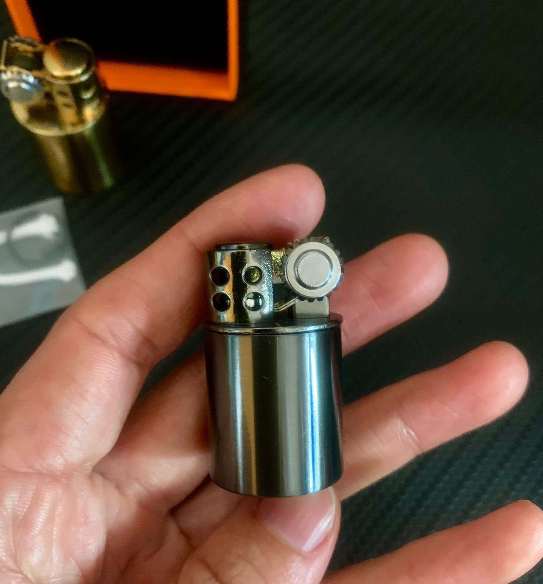Bật Lửa Cối Gas Đá Cổ Điển Trụ Mini ( Kim Loại - Có Chắn Gió )