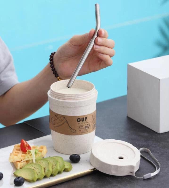 Cốc đựng nước, cháo lúa mạch kèm thìa và ống hút