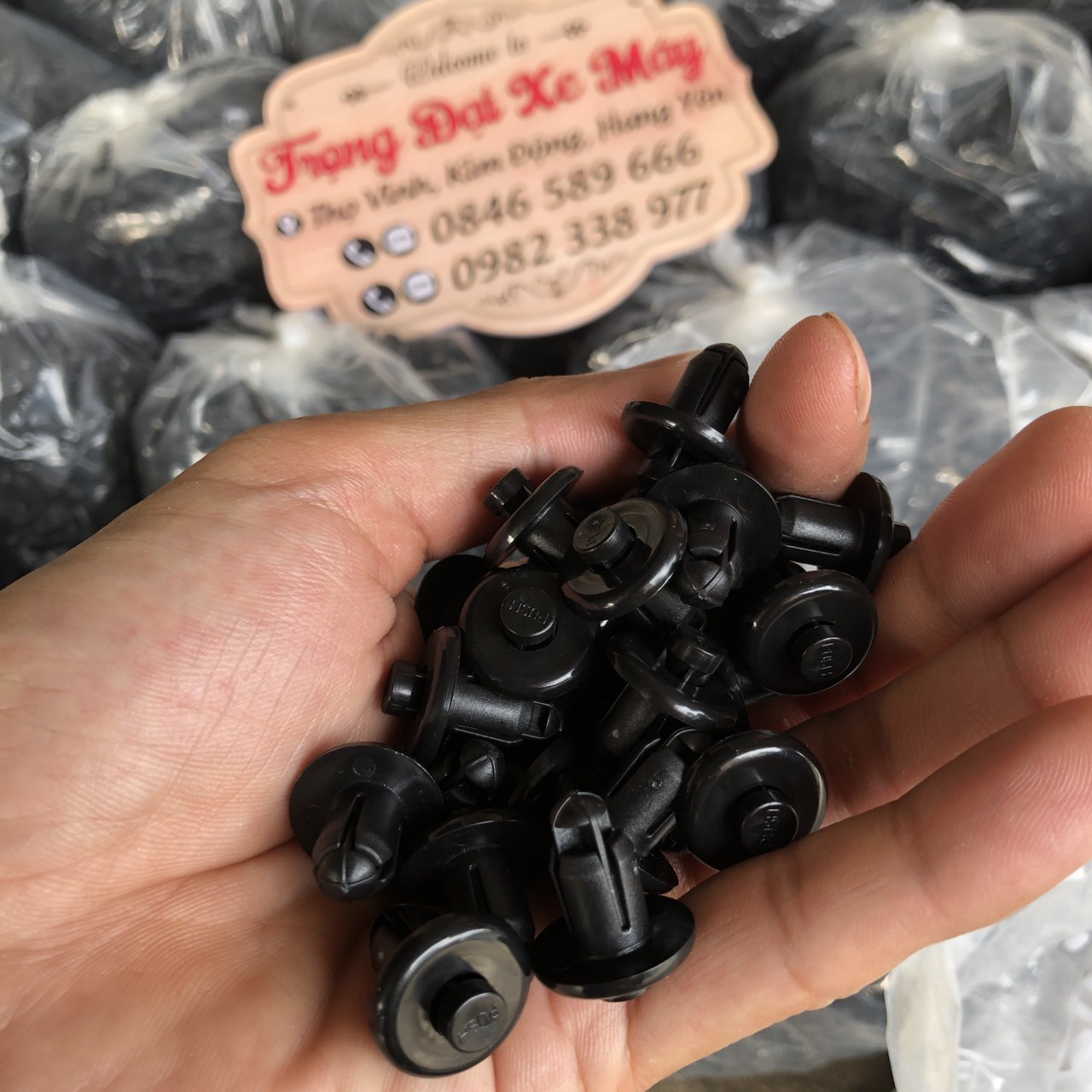 Ốc Bấm ,Chốt Nhựa Dàn Áo Xe Máy Combo 100 Cái