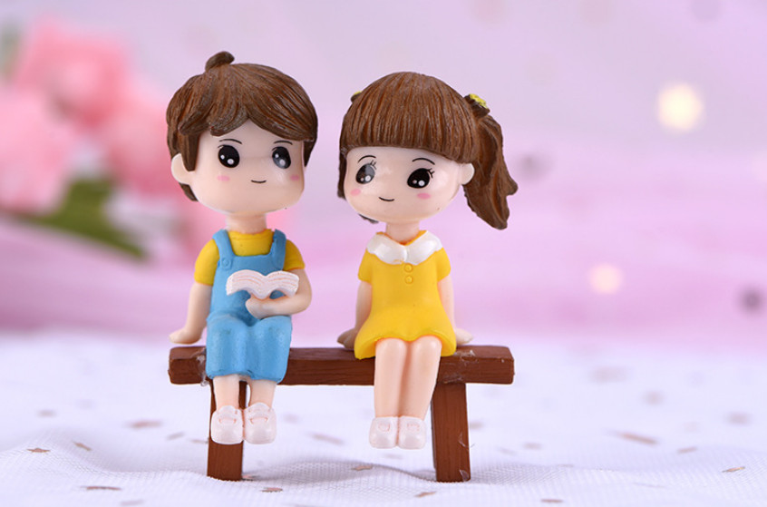 [HCM]Mô hình Cặp đôi học sinh ngồi ghế gỗ trang trí tiểu cảnh sen đá terrarium quà tặng.