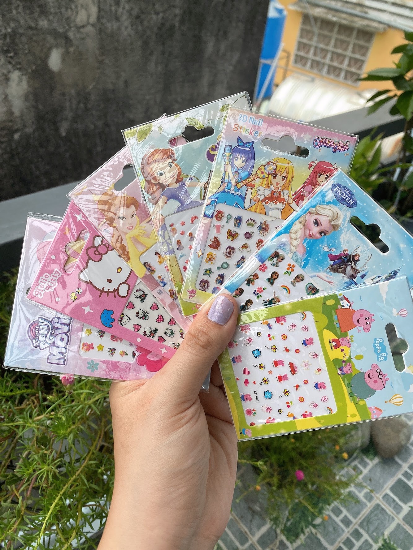 Hình dán móng tay xinh xắn cho bé yêu
