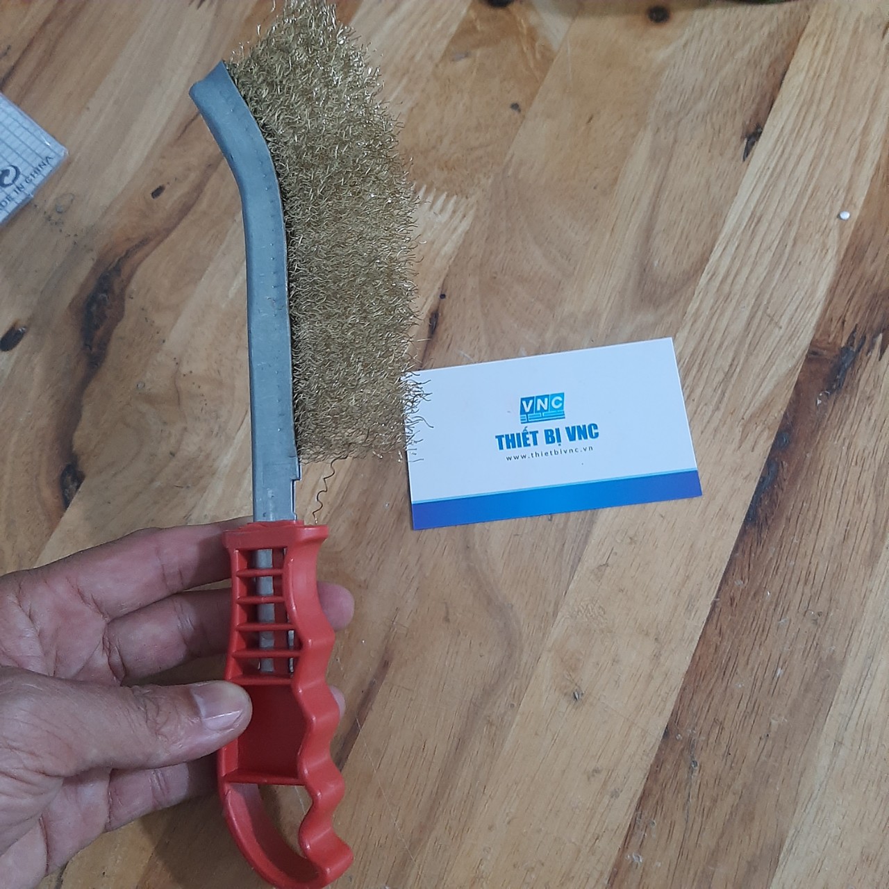 Bàn chải cước đồng cán nhựa lớn