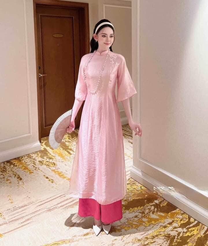 Áo dài cách tân 4 tà màu hồng tơ crep mềm mịn phối hồ điệp tay lỡ cổ 2cm