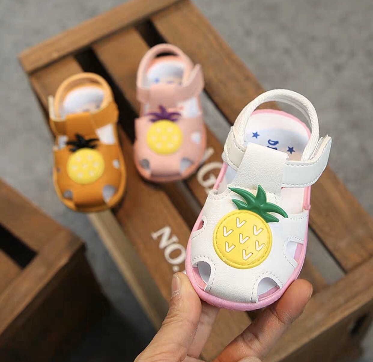 [Hoàn tiền 15%]SN2-Giày sandal tập đi cho bé đế mềm êm chân có kèn hình trái thơm dễ thương - Kèm hình thật
