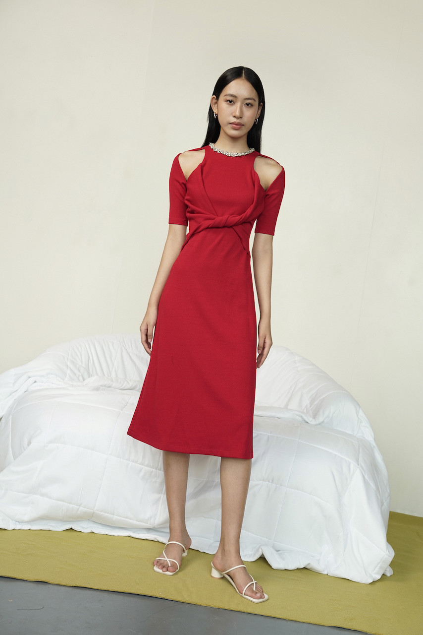 Rập - đầm cổ tròn đính đá tay ngắn khoét vai thân trước xoắn - de art 02