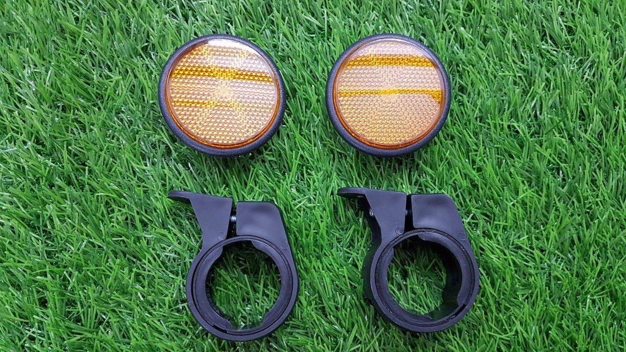 Mắt mèo màu vàng gắn phuột trước xe máy