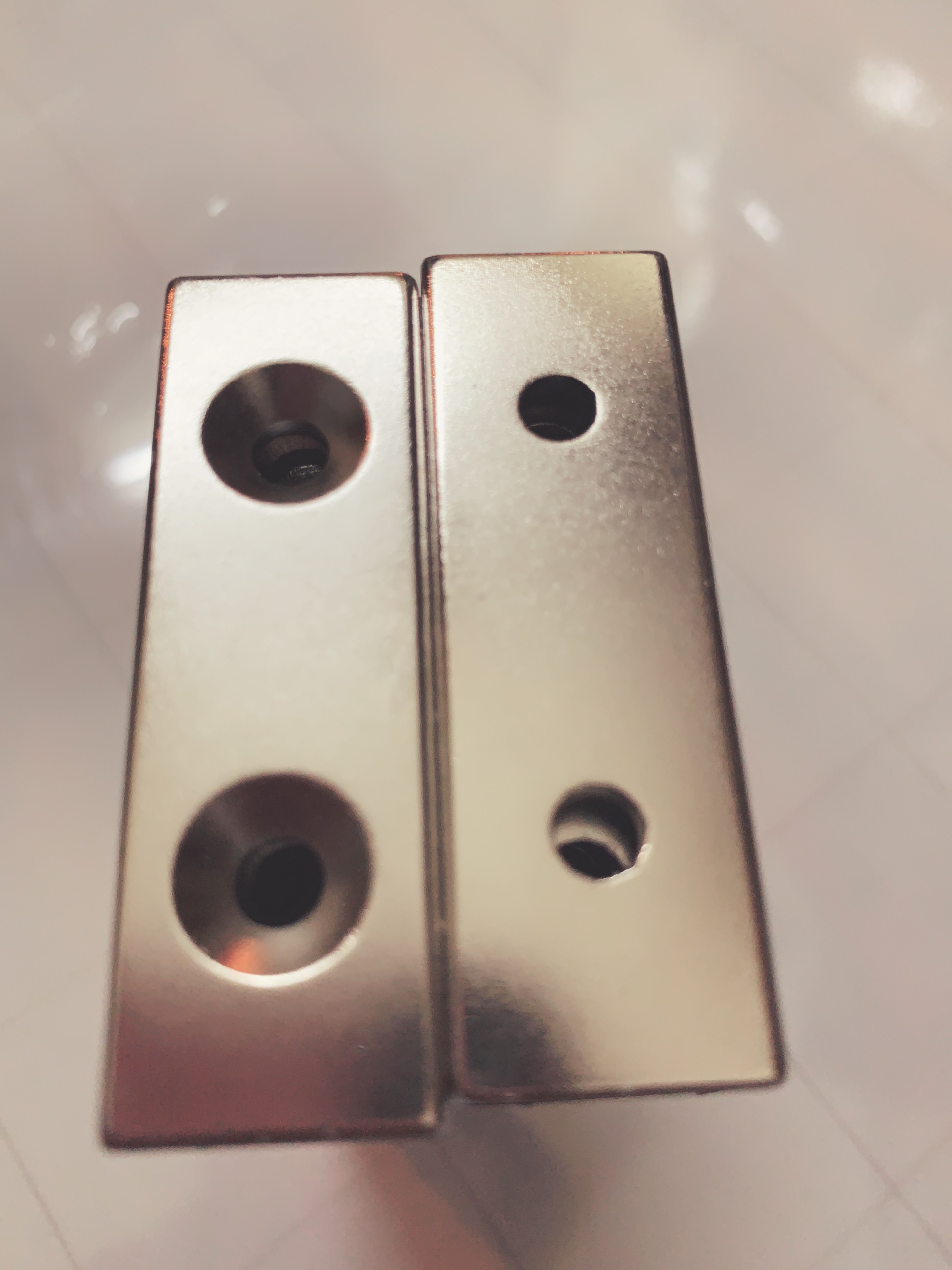 NAM CHÂM CHỮ NHẬT 60X20X5 VÁT 2 LỖ