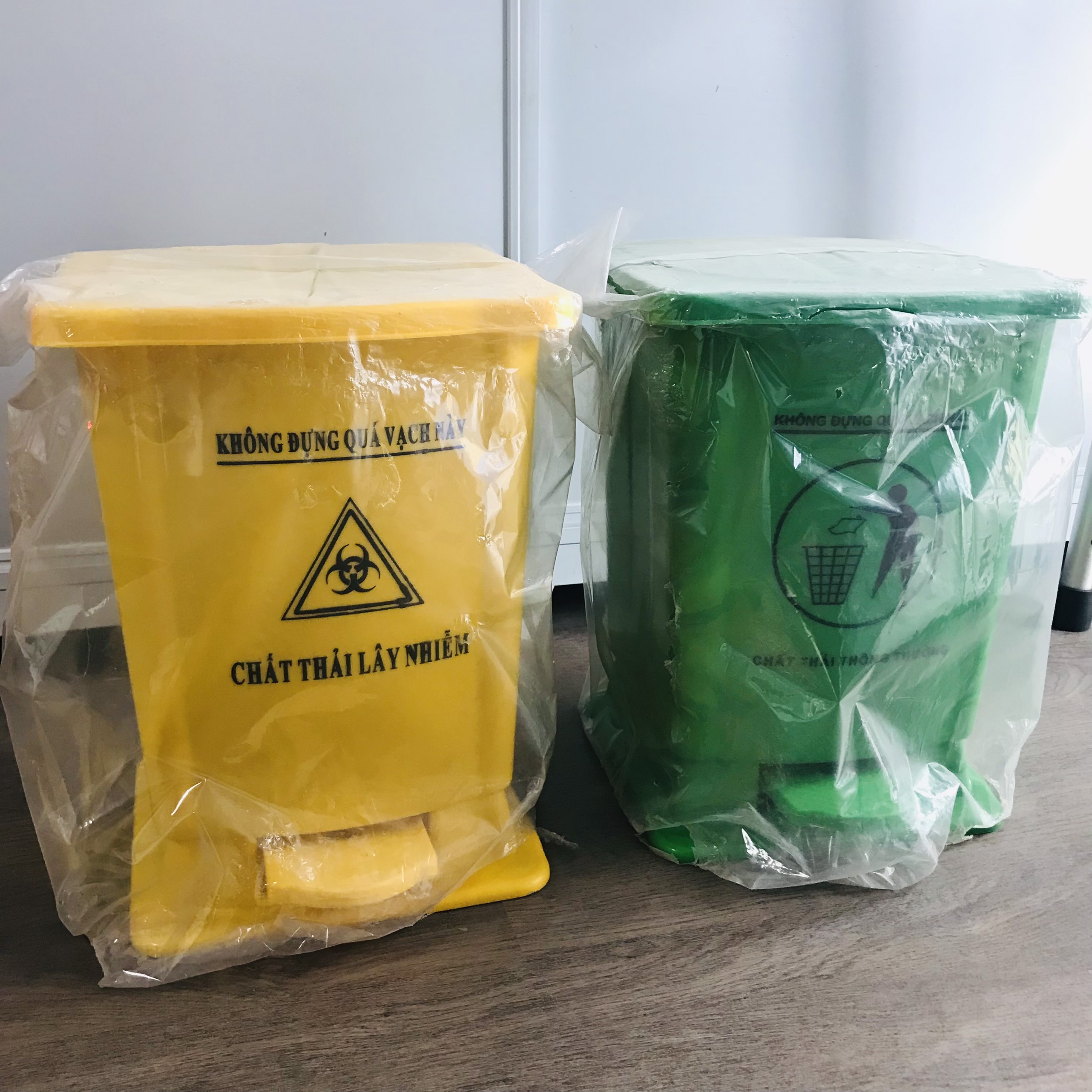 Thùng đựng rác thải y tế chân đạp 15 lít ( Màu Vàng, Màu Xanh)