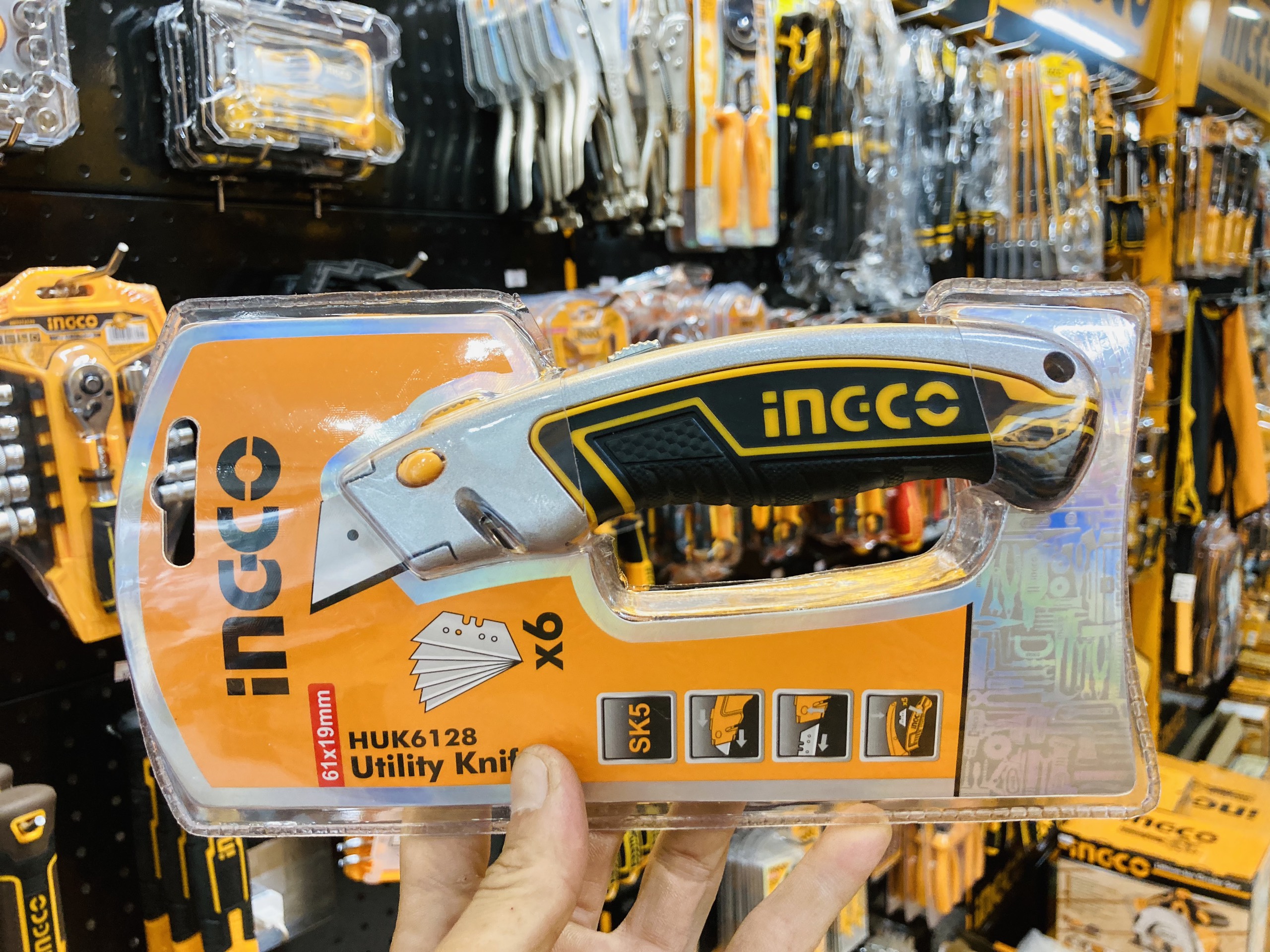 Dao rọc giấy cao cấp INGCO HUK6128