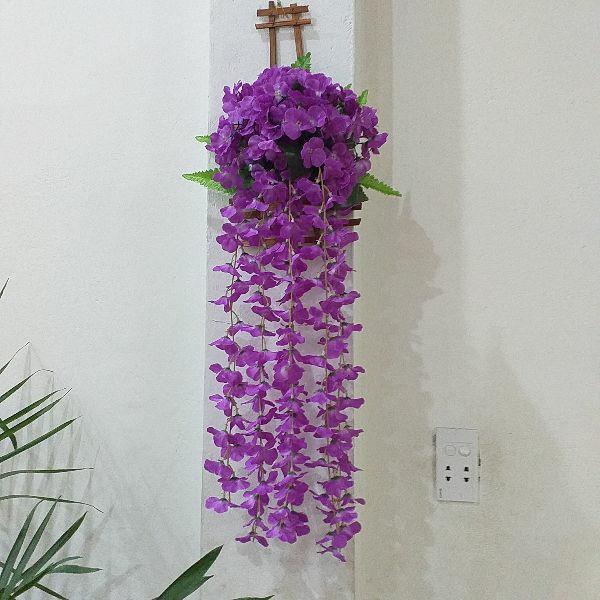 Giỏ hoa rũ treo tường có mành trúc