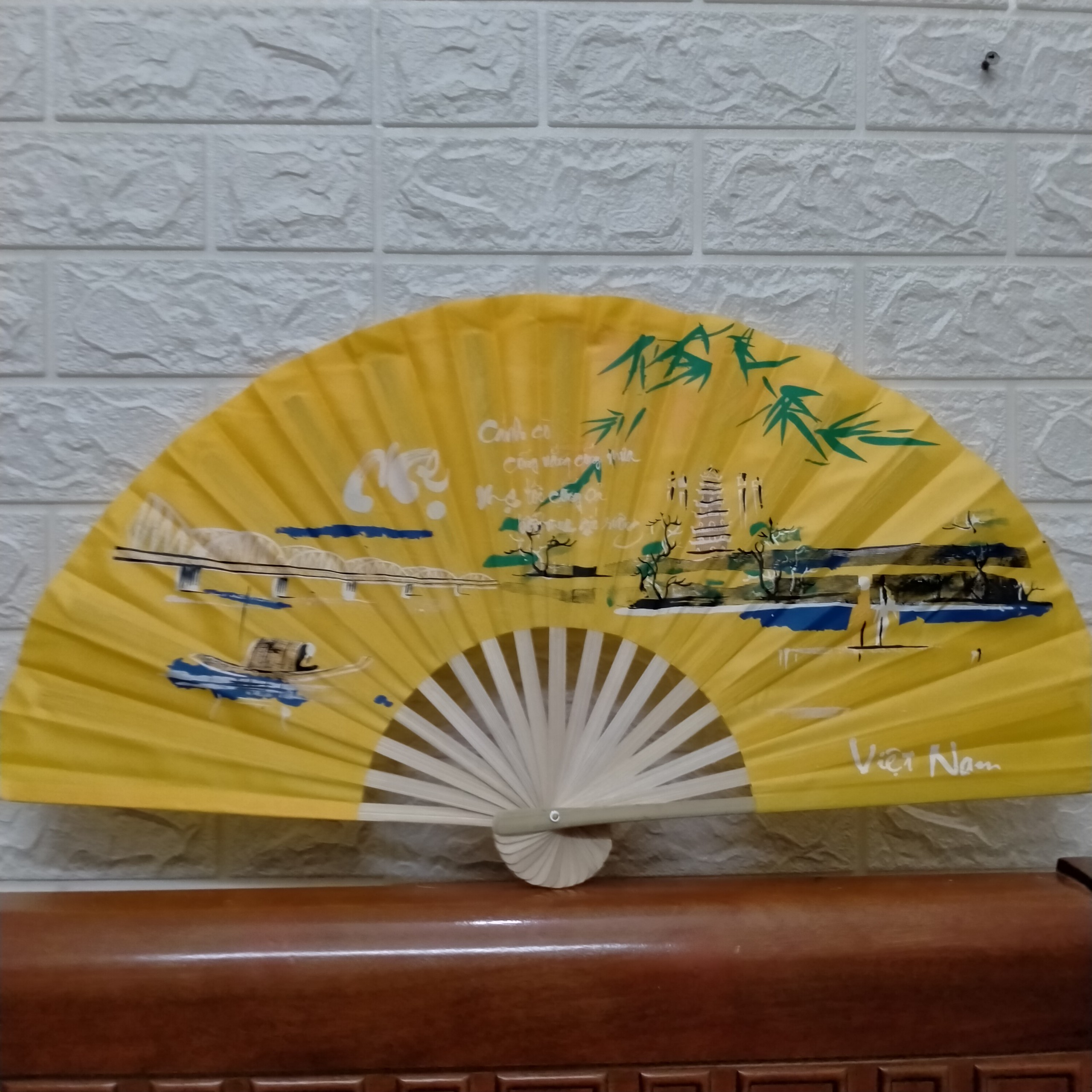 Quạt vải Huế dài 25cm ( xòe ra 45cm, nặng 50g  giao màu ngẫu nhiên )