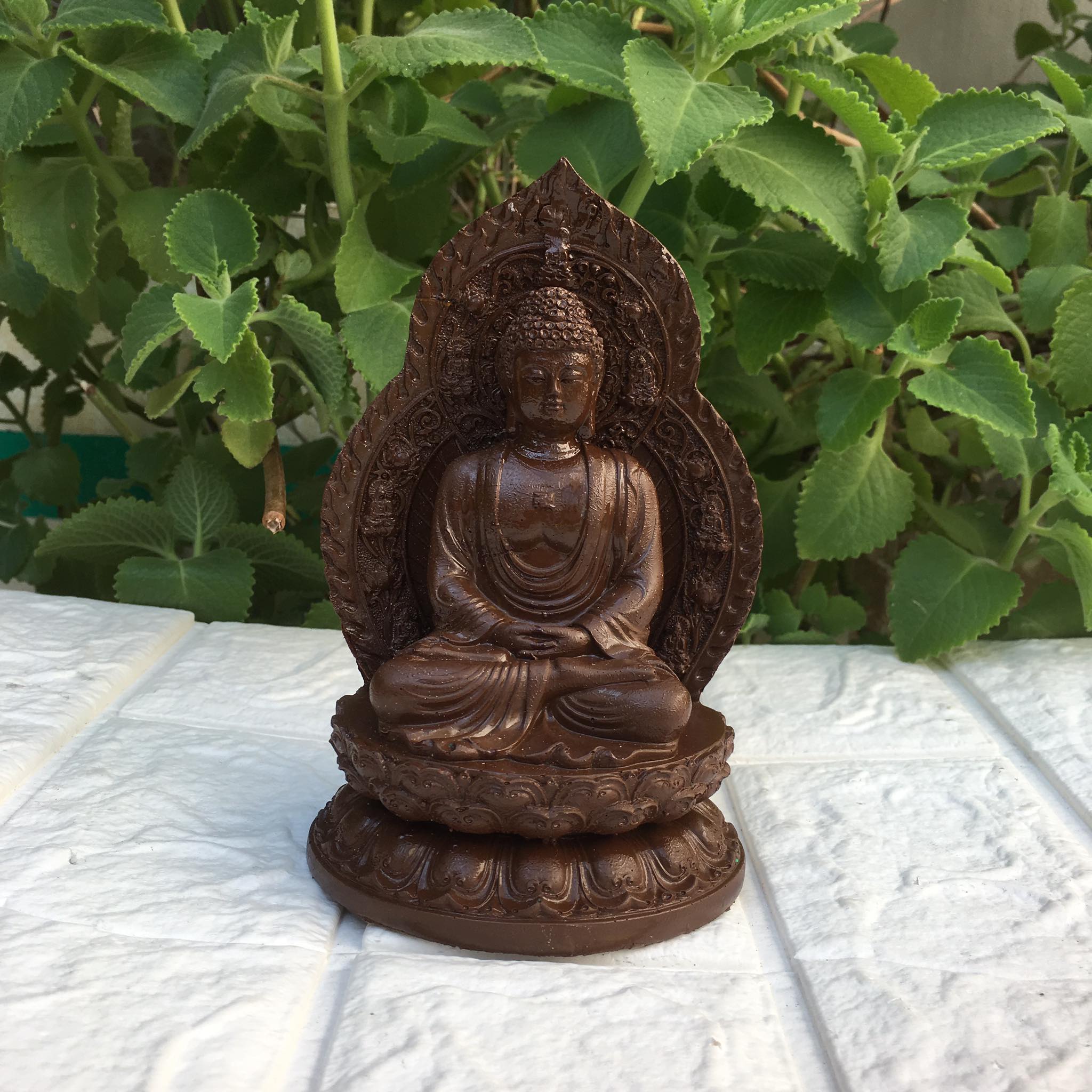 Tượng Phật A Di Đà màu nâu có chữ Phật
