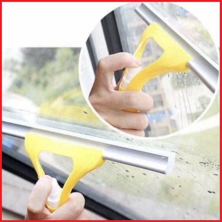 Gạt nước lau kính kèm bình xịt