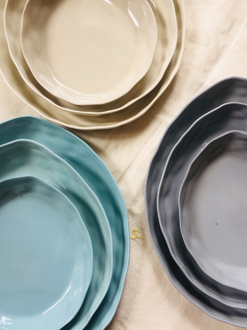 Đĩa Sứ Hình Cánh Hoa Cao Cấp Sang Trọng/ Gốm Sứ Bát Tràng Xuất Khẩu/ 30 * 26 cm, 25 * 22 cm, 20 * 18, 6 * 9 cm/ Quà Tặng Nhà Mới/ Bạn Bè Quốc Tế/ Nhà Hàng Khách Sạn 5 Sao/ Nặn Bằng Tay/ Có Thể Sử Dụng Trong Lò Vi Sóng/ Màu Pastel
