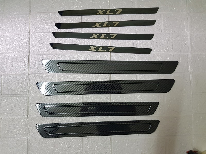 Bộ Ốp bậc cửa ngoài XL7 - Nẹp bước chân ngoài Carbon dành cho xe Suzuki XL7