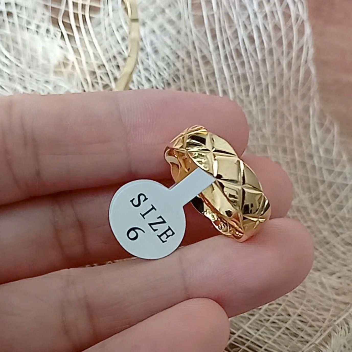 Nhẫn titan chạm khắc kiểu mạ vàng tươi