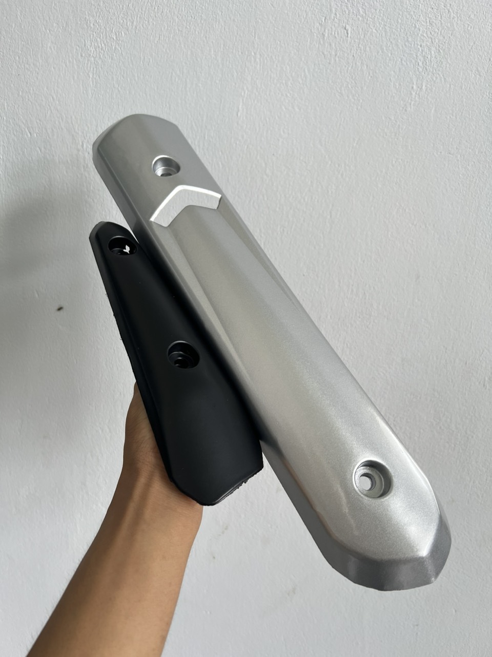 Che pô Spark màu bạc gắn pô Sirius kèm ốc salaya gắn che pô